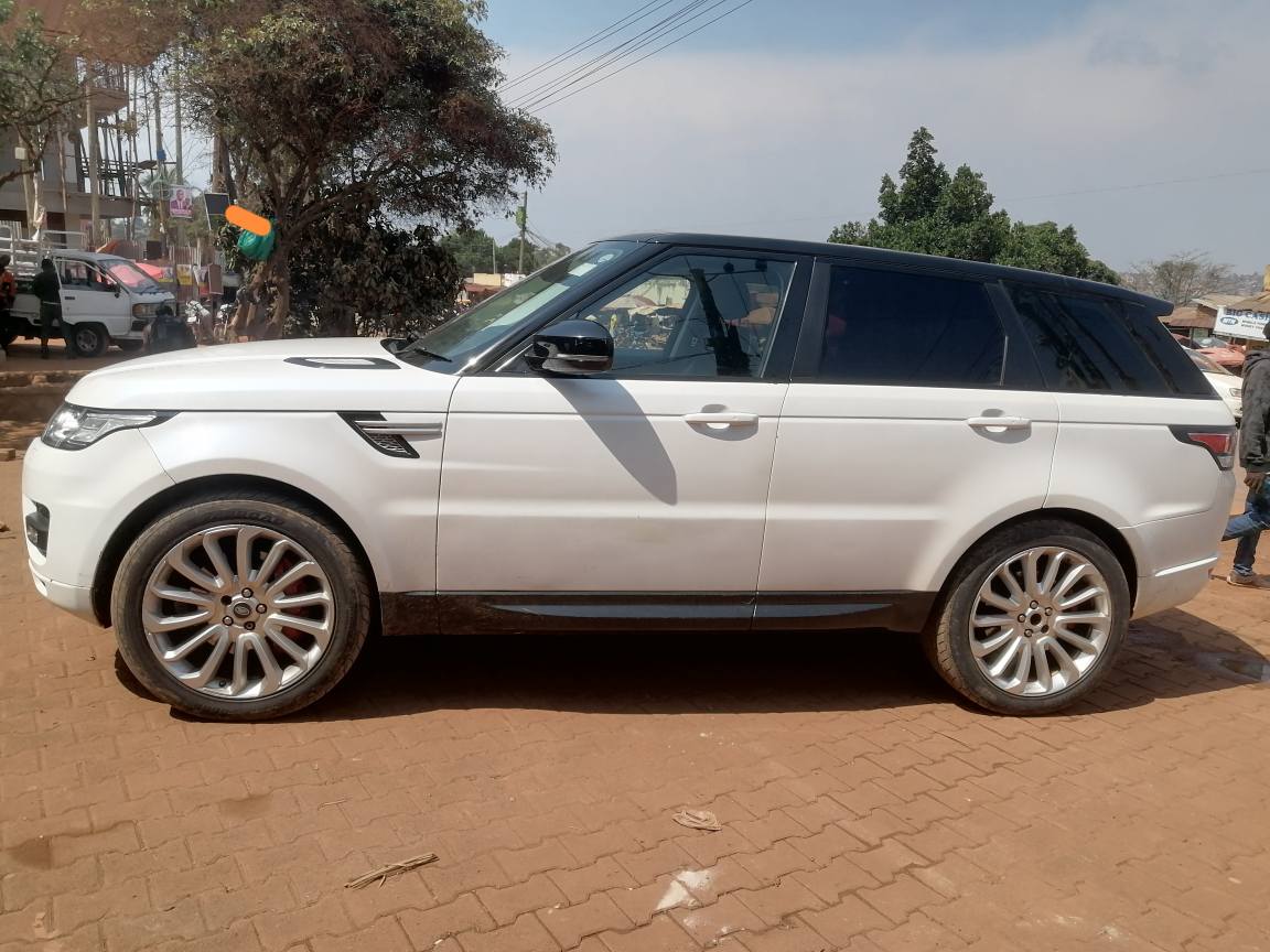 A picture of Range rover sport model 2015 diesel engine