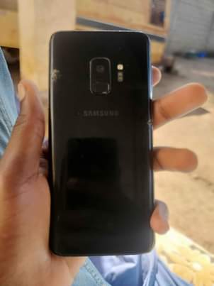A picture of Samsung galaxy S9 200 000 negotiable