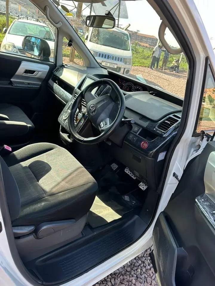 A picture of Toyota Noah