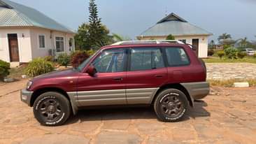 A picture of toyota rav4 manual price 15 milion.gari ya mzungu.call 0784344883
