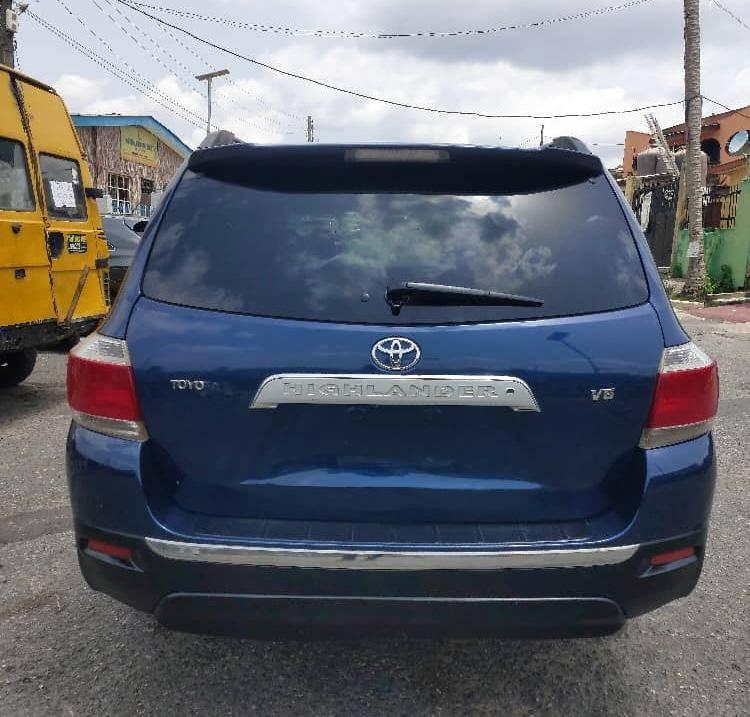 A picture of Toyota Highlander Limited 2013