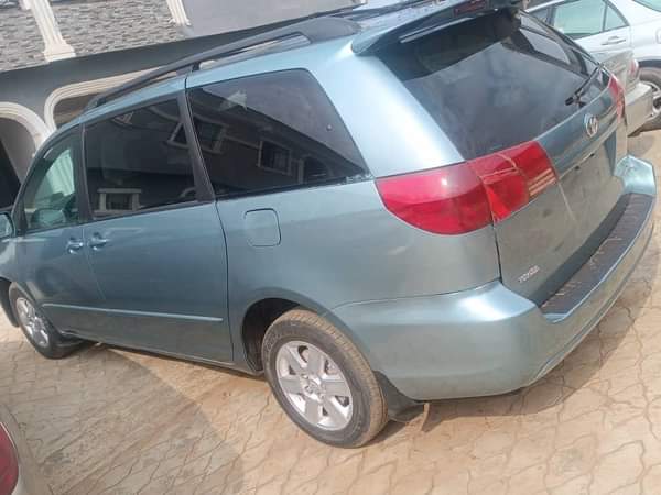 A picture of Toyota SIENNA 2005 Model Engine Gear AC Needs Gas Clean