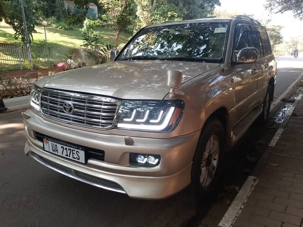 A picture of Toyota Land Cruiser VX Model 2004 Petrol Engine 0787181703 0704482571