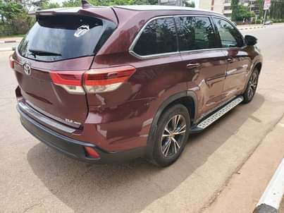 A picture of 2016 Toyota highlander XLE keyless