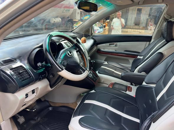 A picture of Lexus rx 330