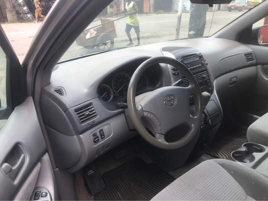 A picture of Toyota sienna 2006