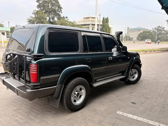 A picture of TOYOTA LANDCRUISER VX