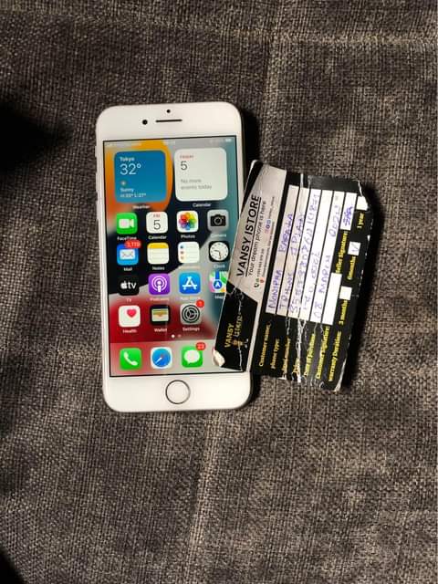 A picture of Iphone 7plain 32gb