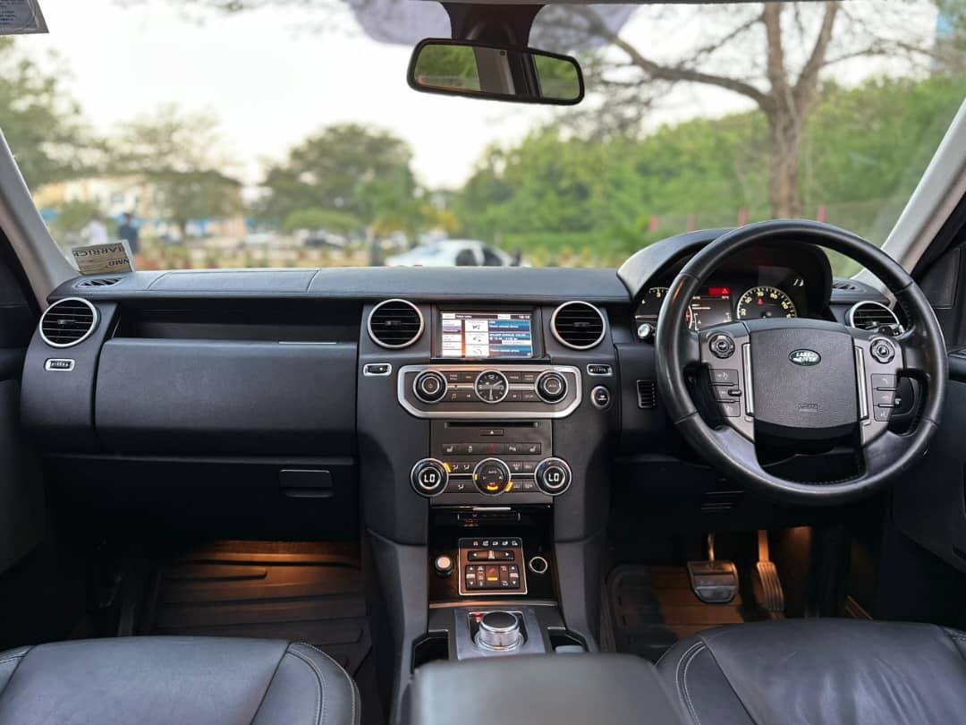 A picture of LAND ROVER DISCOVERY 4