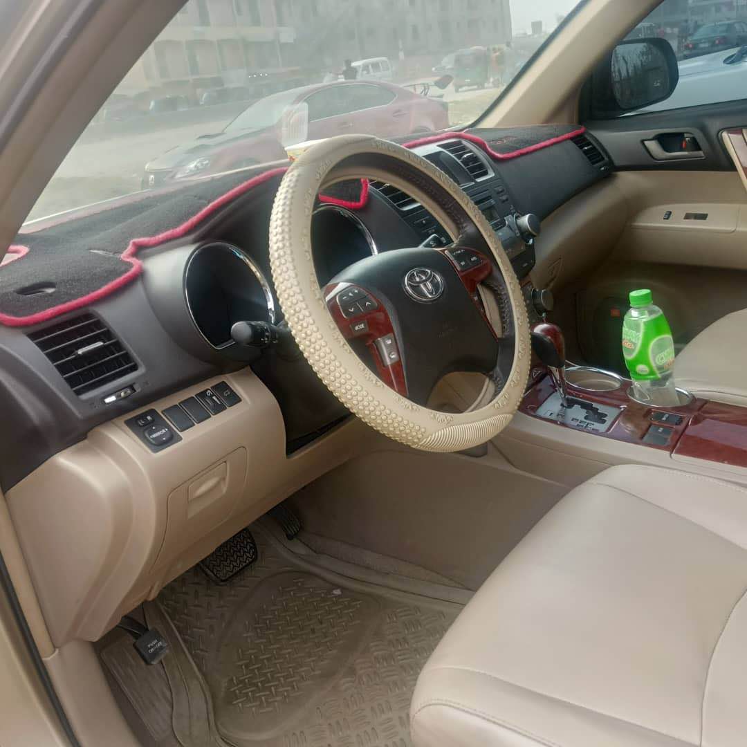 A picture of Clean Toyota Highlander 2011