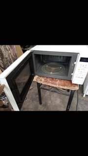 A picture of MICROWAVE LG CLEAN SANA ELFU 78 TU UBUNGO O717O337OO PUNGUZO