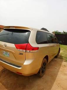 A picture of Toyota Sienna 2013 08109048759