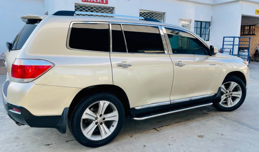 A picture of 2012 TOYOTA HIGHLANDER LIMITED