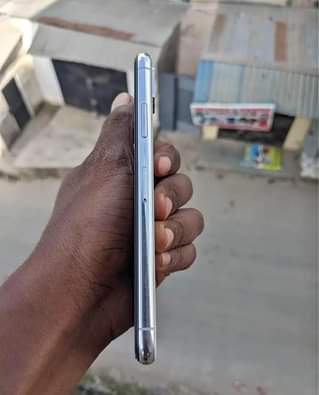A picture of Iphone x Gb 256 Imezima tu ikiwa charge Nauza kaa