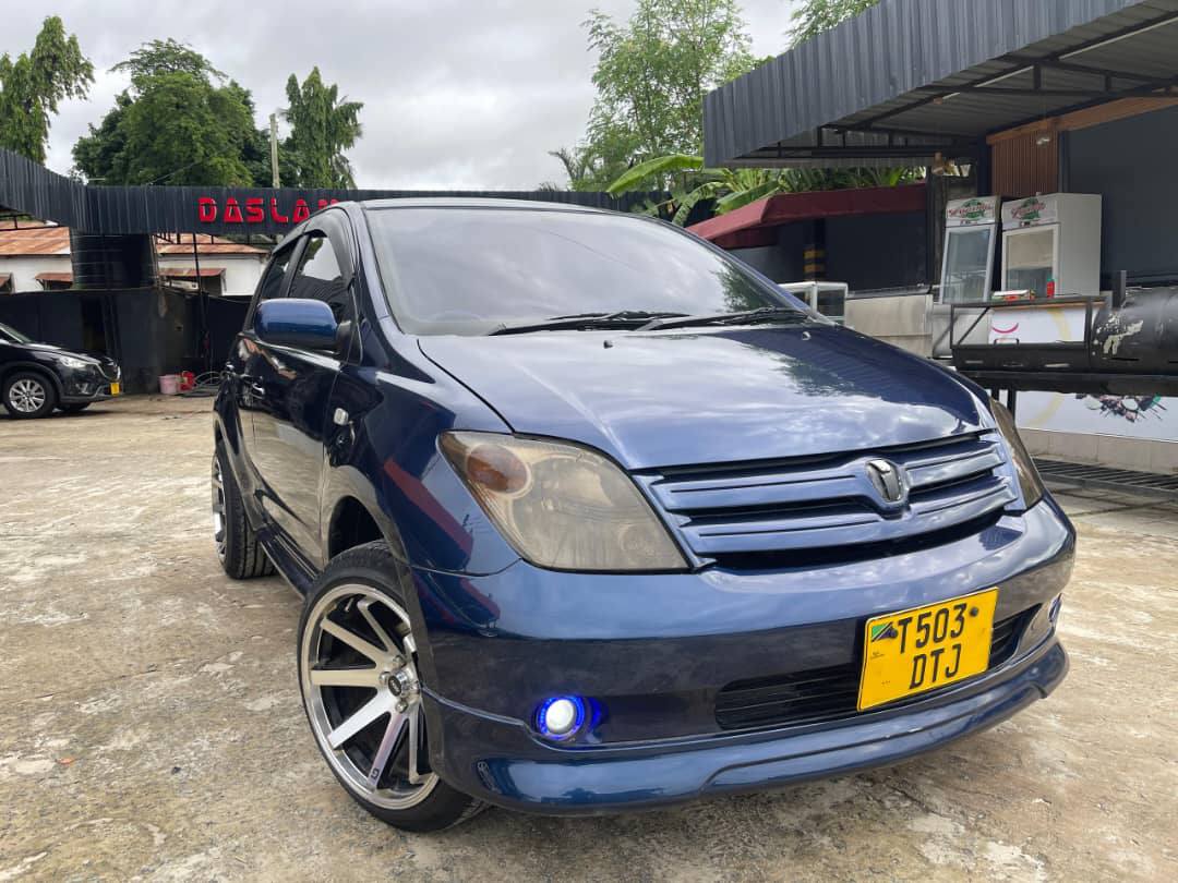 A picture of TOYOTA IST