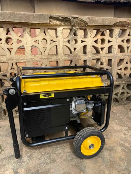 A picture of 4 5kva Elepaq Constant SV6800 E2 100 Copper Coil Kick