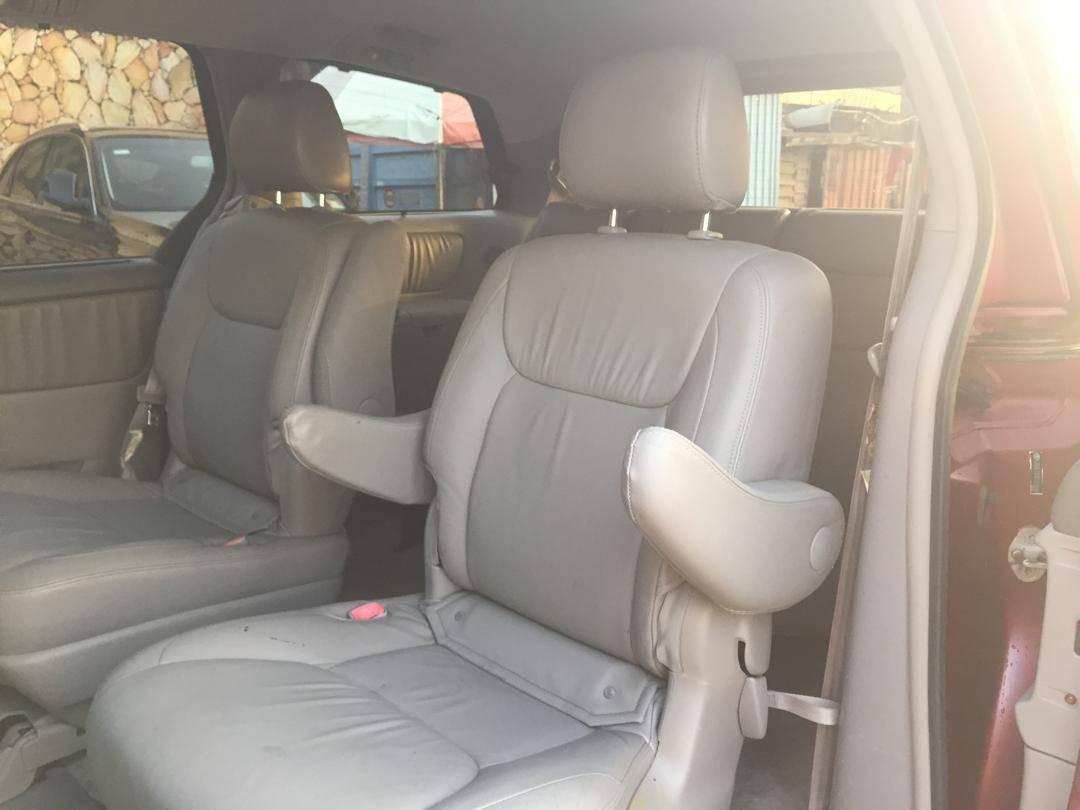 A picture of Toyota Sienna 07