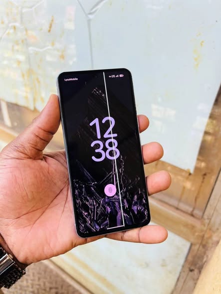A picture of Good Pixel 8pro with a line onscreen fingerprint 128gb 12gbram
