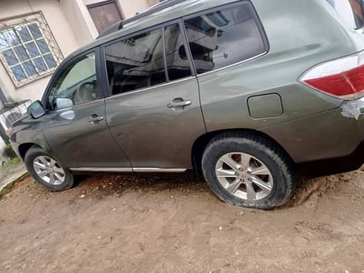 A picture of Clean Toyota Highlander 20 3 model on distress sale buy