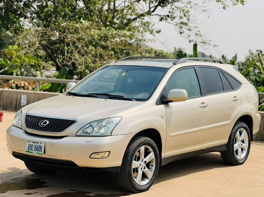 A picture of Rx330 2005 model