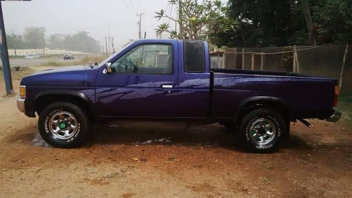 A picture of 2000 Nissan pathfinder pickup