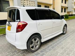 A picture of Toyota Ractis nauza
