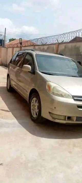 A picture of Toyota Sienna 05