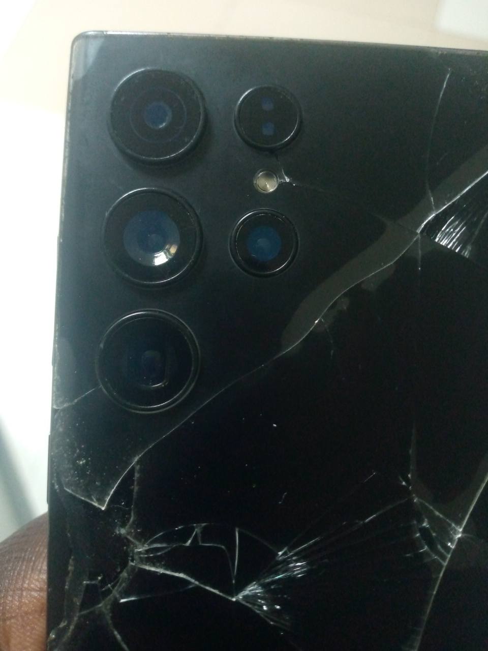 A picture of S22 Ultra with a dead mother board .selling as it