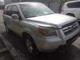 A picture of 2006 Honda pilot Bad gear but first body super clean