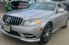 A picture of 2009 first body C300 with untampered engine and gear selling