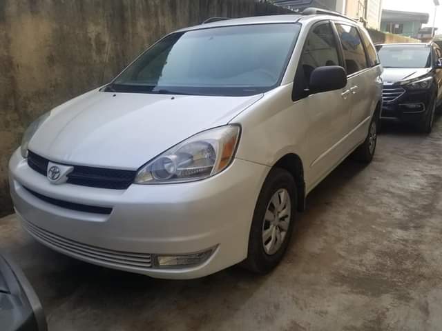 A picture of Toyota sienna 2005