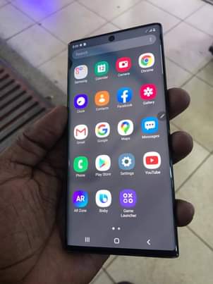A picture of Samsung Galaxy Note 10 minor crack