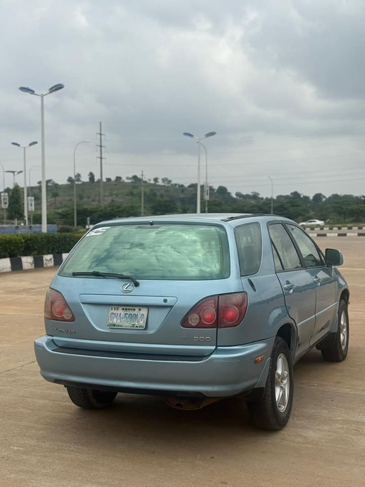 A picture of EXTREMELY CLEAN 2000 NEATLY USED LEXUS RX300 Duty fully paid