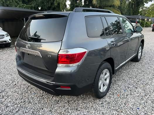 A picture of 2009 upgraded to 2012 Toyota Highlander 9 9m net price