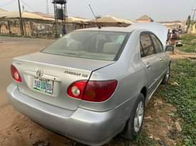 A picture of TOYOTA COROLLA LE 2004