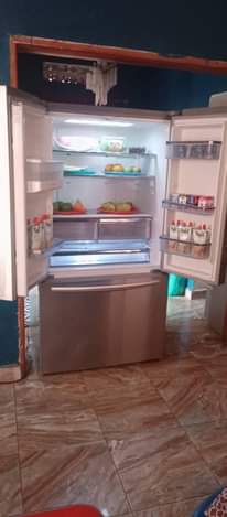 A picture of Hisense fridge 697 litrs side by side door with dispenser