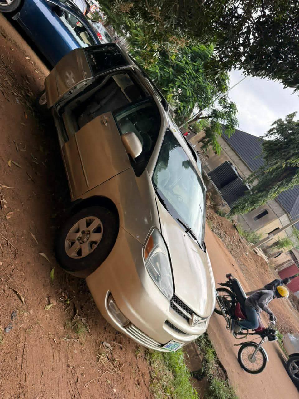 A picture of TOYOTA SIENNA 2005