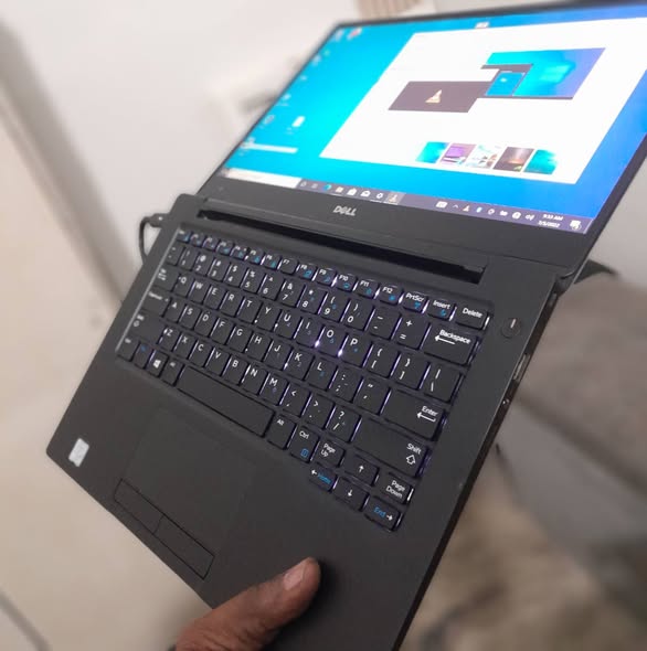 A picture of Touchscreen slim laptop dell m5