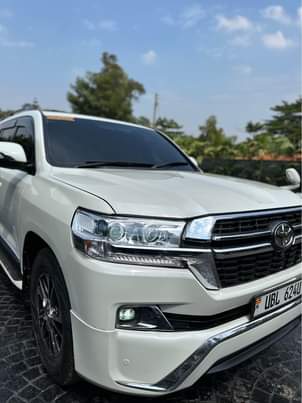 A picture of TOYOTA LAND CRUISER V8