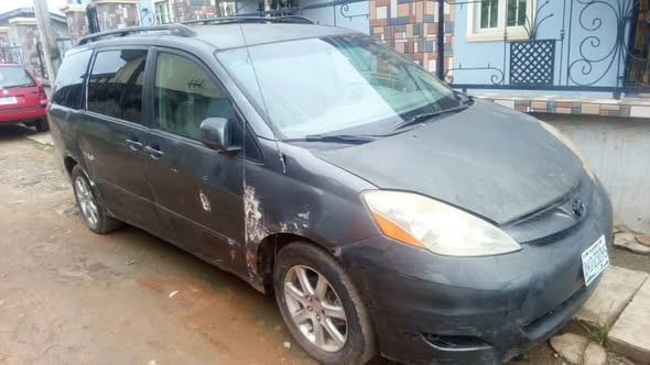 A picture of Toyota sienna 06