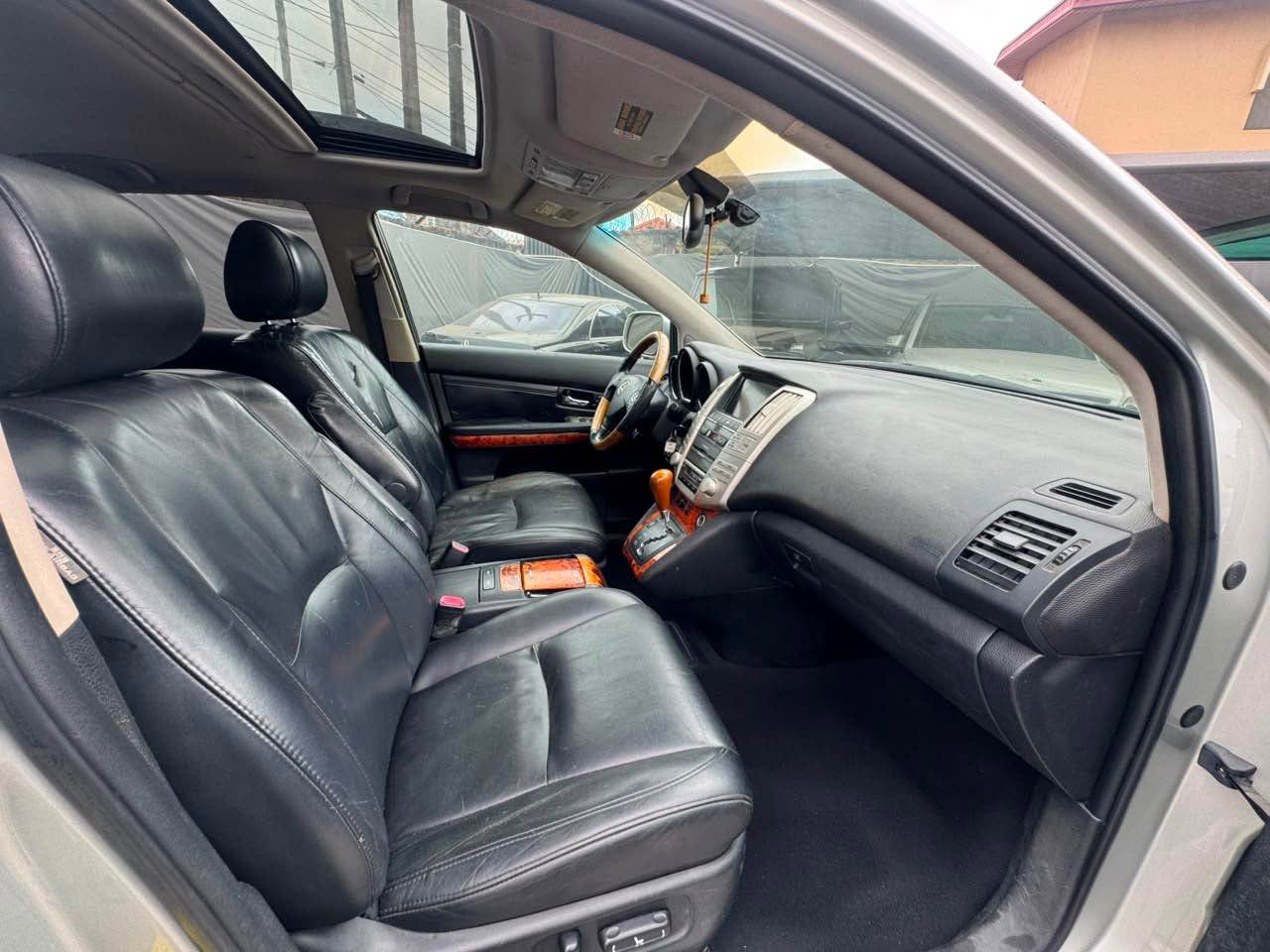 A picture of Nigeria used Lexus Rx330 2006