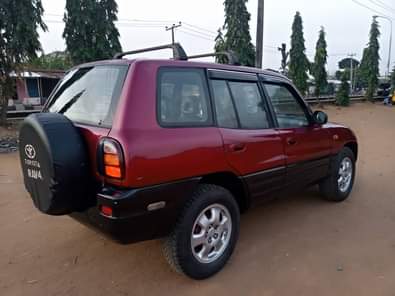 A picture of Rav4 2000 Fabric interior Alloy wheels 4 cylinder Extra tyre