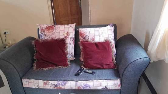A picture of sofa nzuri safi