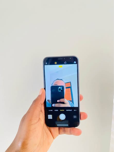 A picture of iPhone X GB 64 Face ID Bh100 Bei 250 000