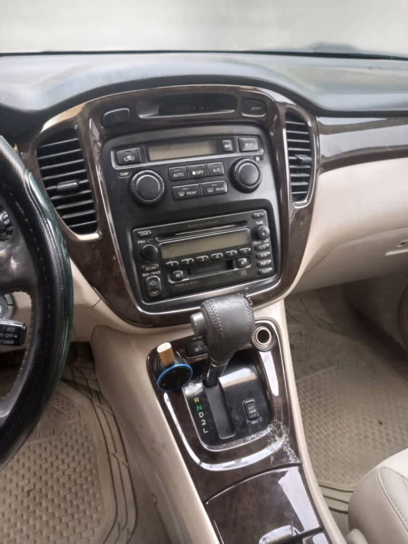 A picture of 04 Toyota Highlander