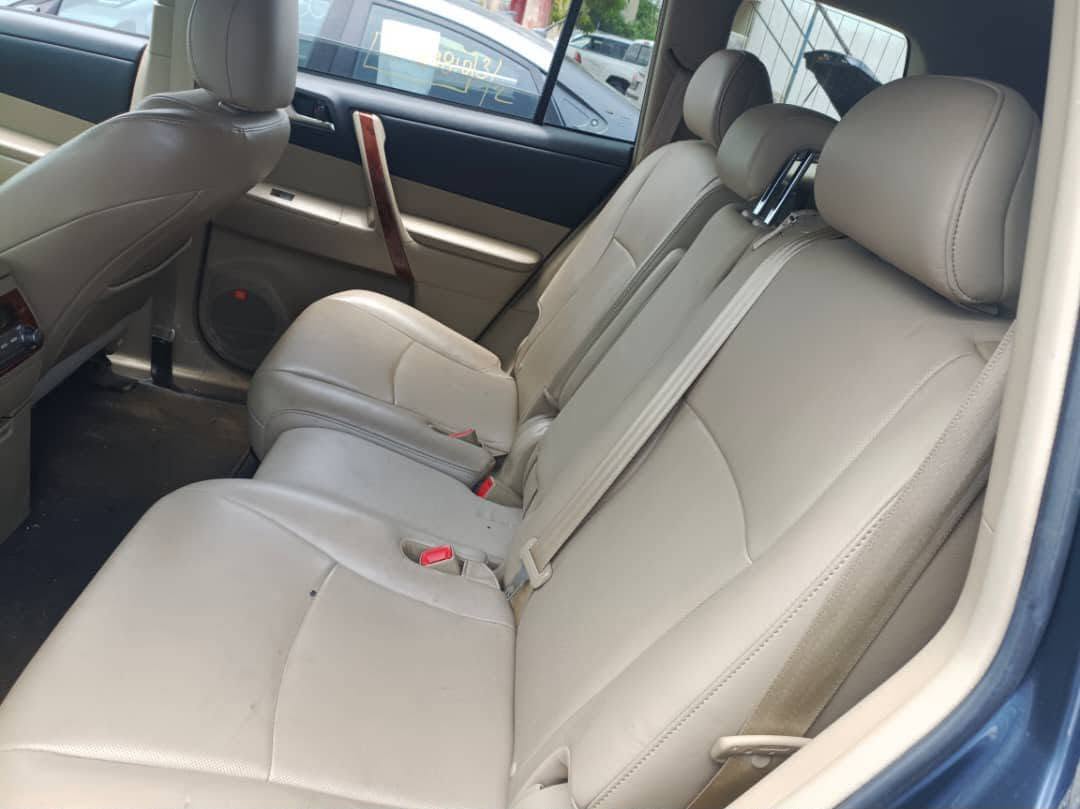 A picture of Toyota Highlander 2013