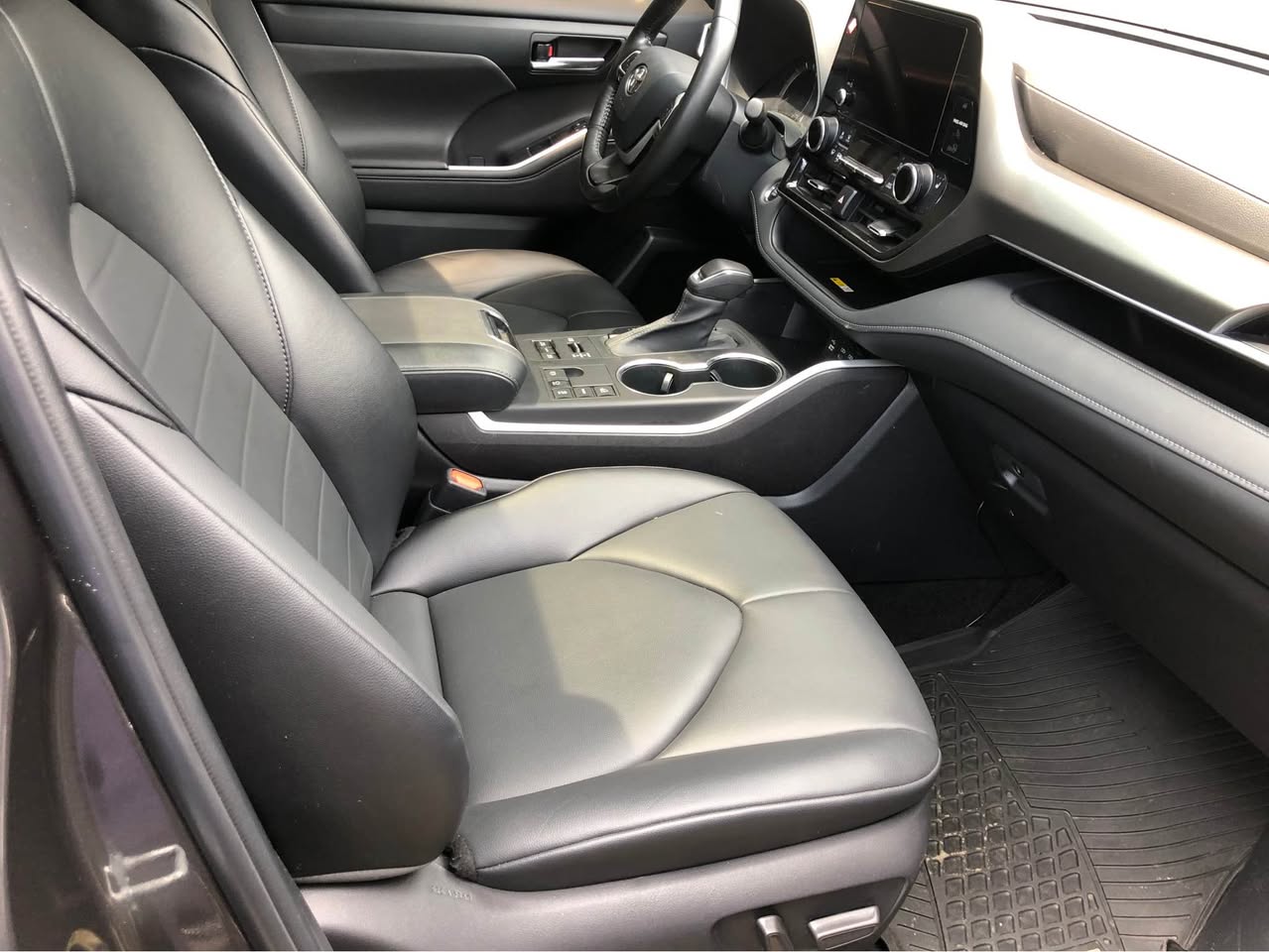 A picture of A FOREIGN USED 2023 TOYOTA HIGHLANDER XLE FOR SALE PRICE