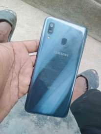 A picture of Samsung a30 gb 64 ram 4 bei 110k