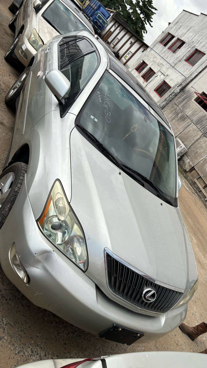 A picture of Lexus RX 330 2005