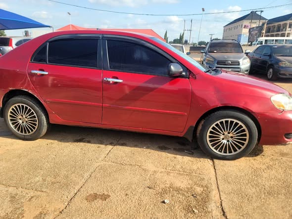 A picture of 2004 corolla